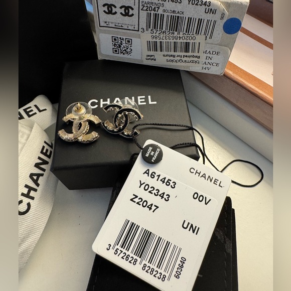 CHANEL CC Stud Earrings
Z2047 Gold/Black - Picture 9 of 9